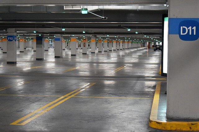 地下の空になった駐車場