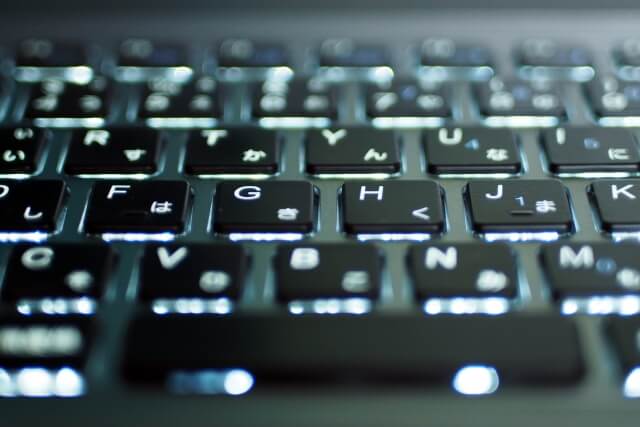 PCのキーボードが青白く光っている