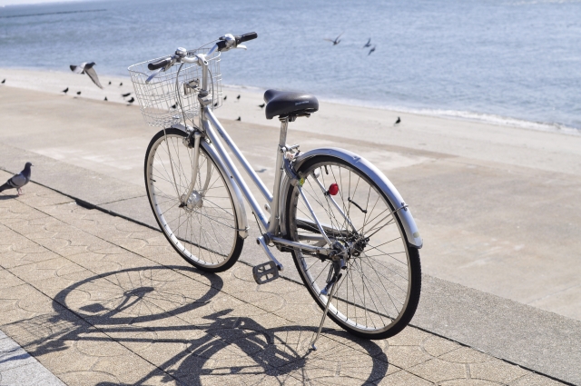 日中の海と自転車