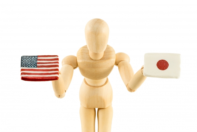 人形がアメリカと日本の国旗を持っている
