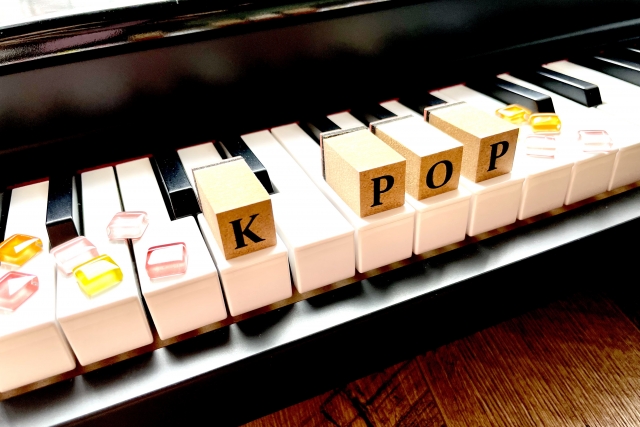 ピアノの鍵盤の上に積み木でK-POPと書かれている