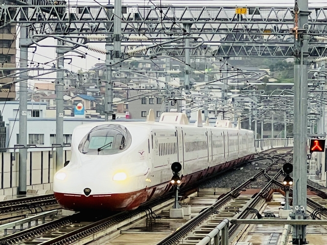 線路の上を西九州新幹線が走っている。