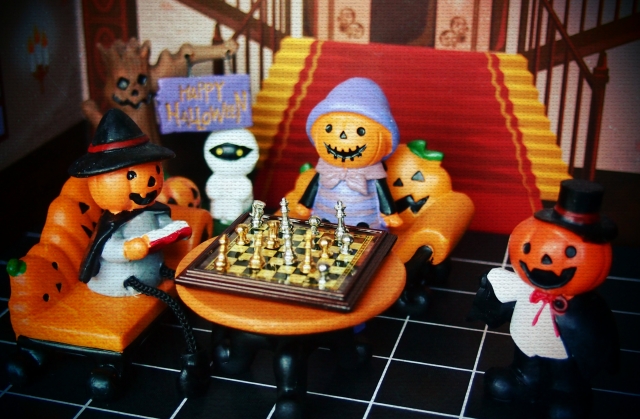 かぼちゃたちが集まってゲームをしている