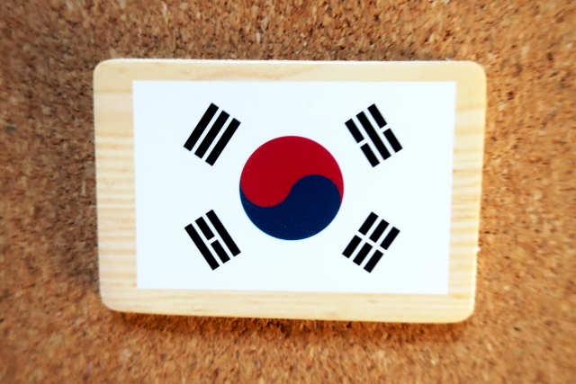 木製ボードに描かれた韓国国旗