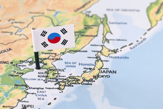 地図に韓国国旗が刺さっている