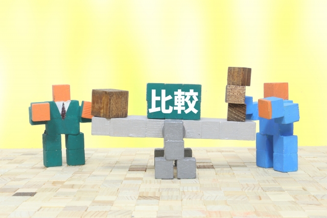 人がシーソーで比較