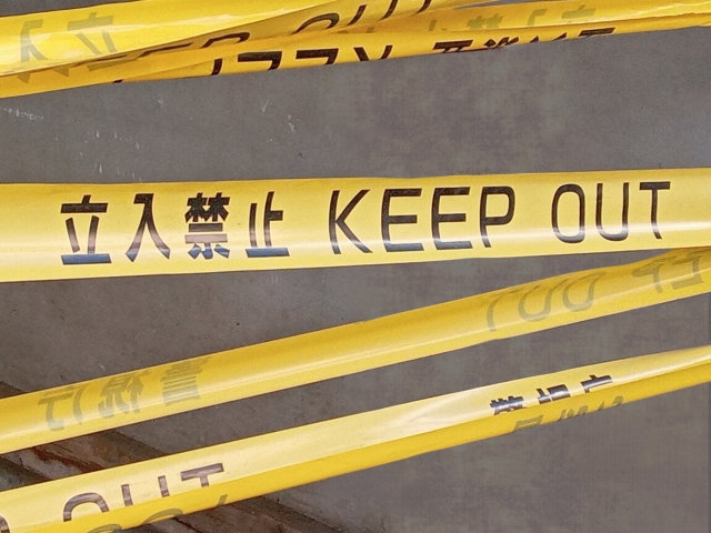 何重にも張られた立入禁止KEEP OUTと書いた黄色のテープ