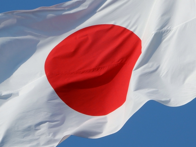 青空にはためいている日本国旗のアップ