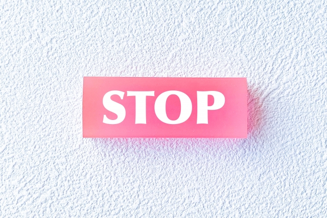 ピンクのバーに『STOP』と書かれている