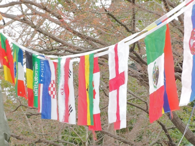 世界の様々な国旗が飾られている