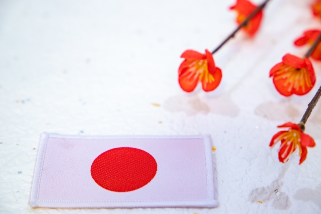 日本の国旗と梅が置いてある
