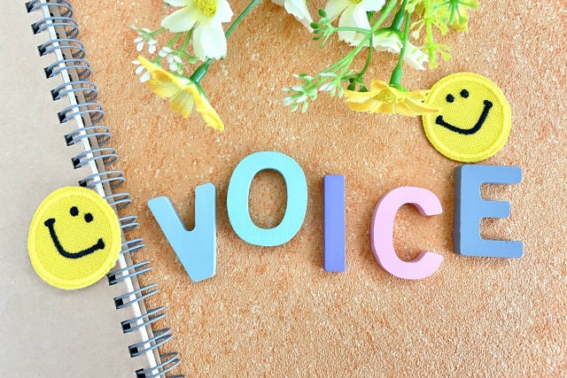 ニコニコマークとVOICEと書かれている