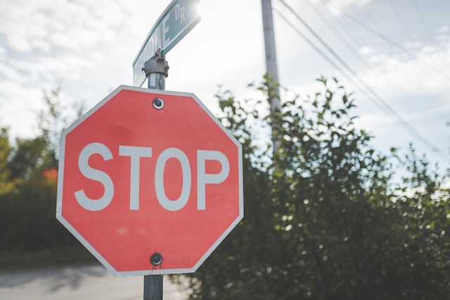 赤い道路標識に「STOP」と書かれている