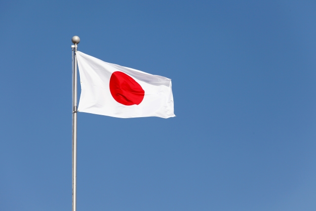 青空に日本の国旗が掲げられている