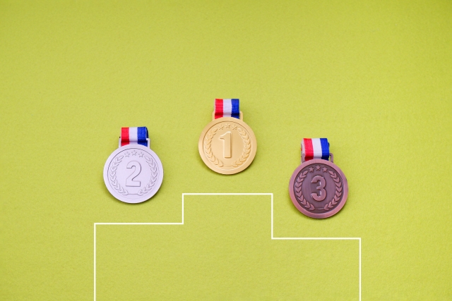 表彰台とメダルのイメージ