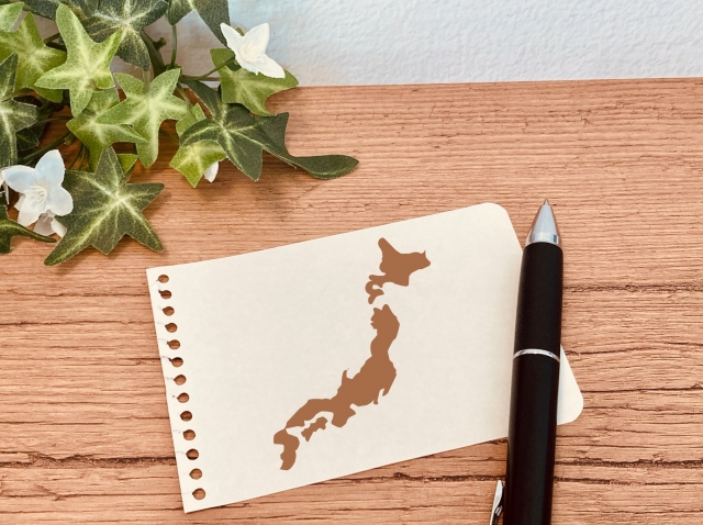 ペンがあり、メモに日本地図が描かれている