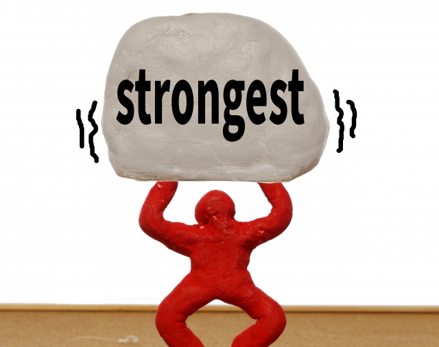 Strongestと書かれた岩を持ち上げている様を表した粘土人形