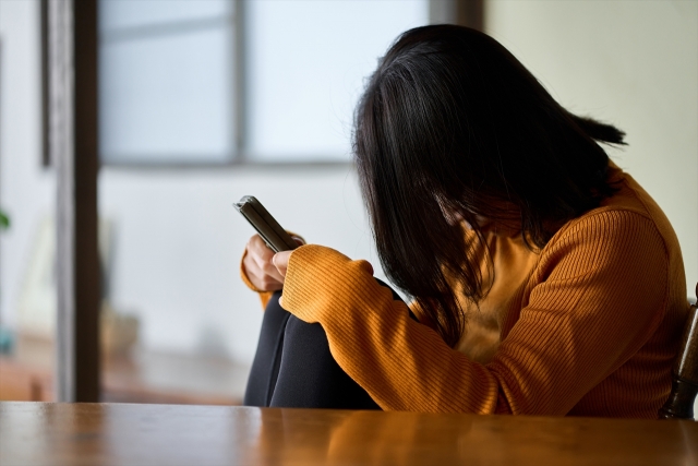 落ち込んでいる女性