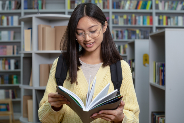 面白い本を読む女性