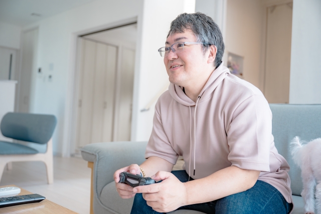 ゲームをしている男性