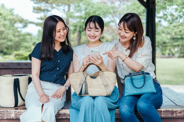 ３人の女性が笑っている