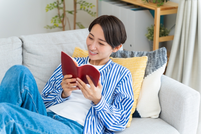 笑顔で本を読む女性