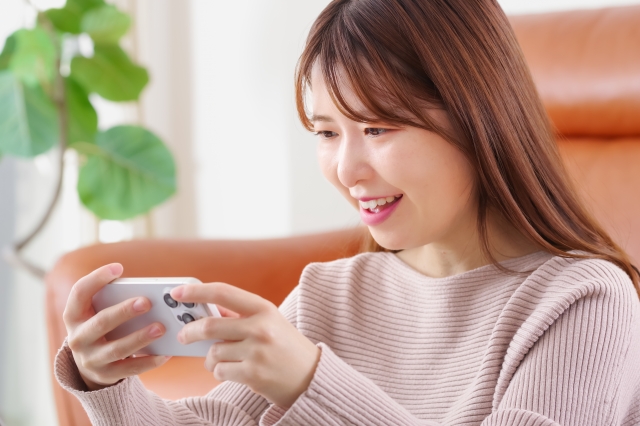 スマートフォンで楽しむ女性