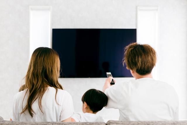 家族でテレビを見ている