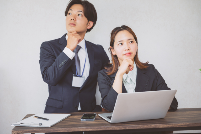 パソコンと男性と女性