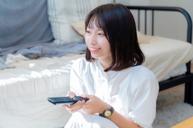 楽しそうにテレビを見る女性