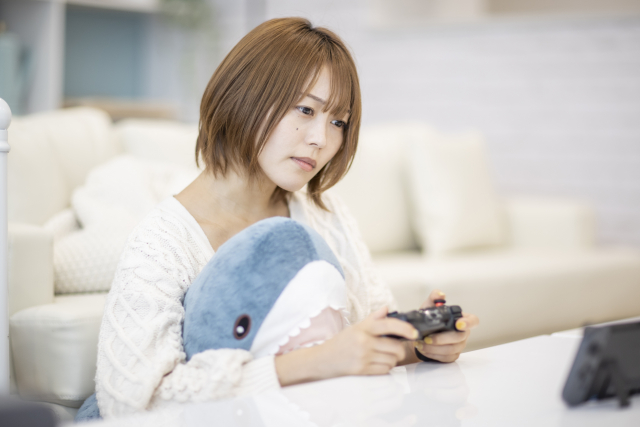 ゲームをする悲しい顔の女性