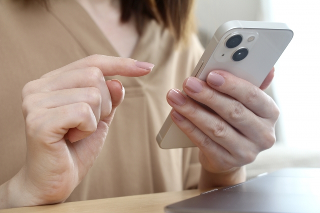 スマホを持っている女性