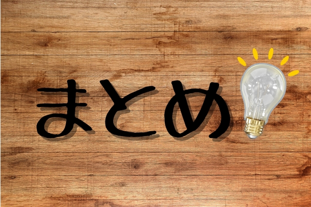 木の板の背景にまとめの文字と電球