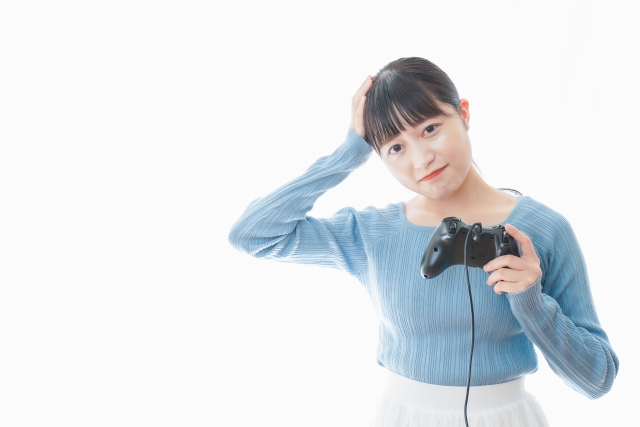 テレビゲームをプレイする若い女性