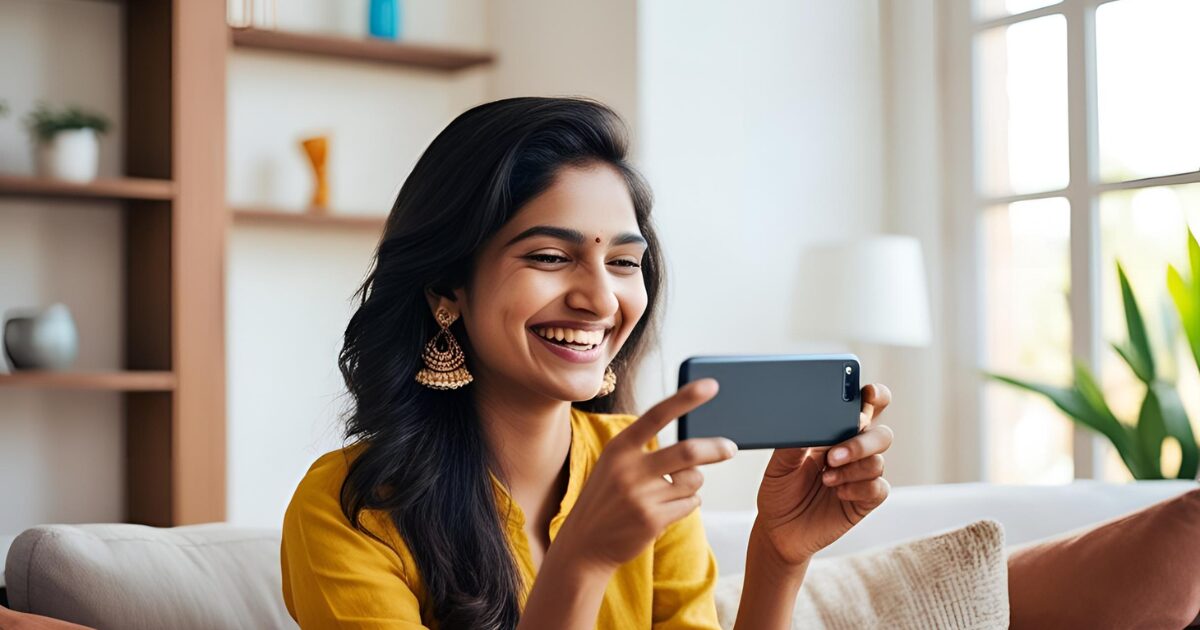 楽しそうにゲームをしている女性