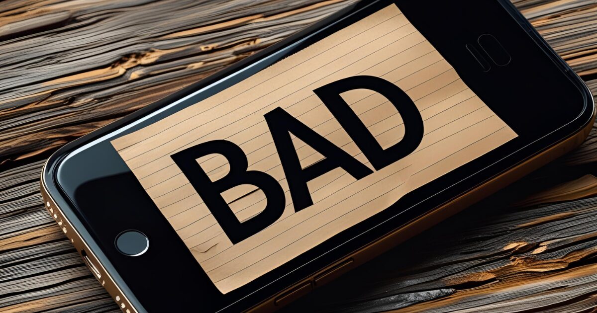 BADと書かれたスマホ