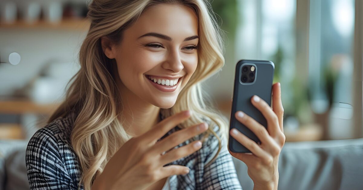 スマホを持った女性が笑っている